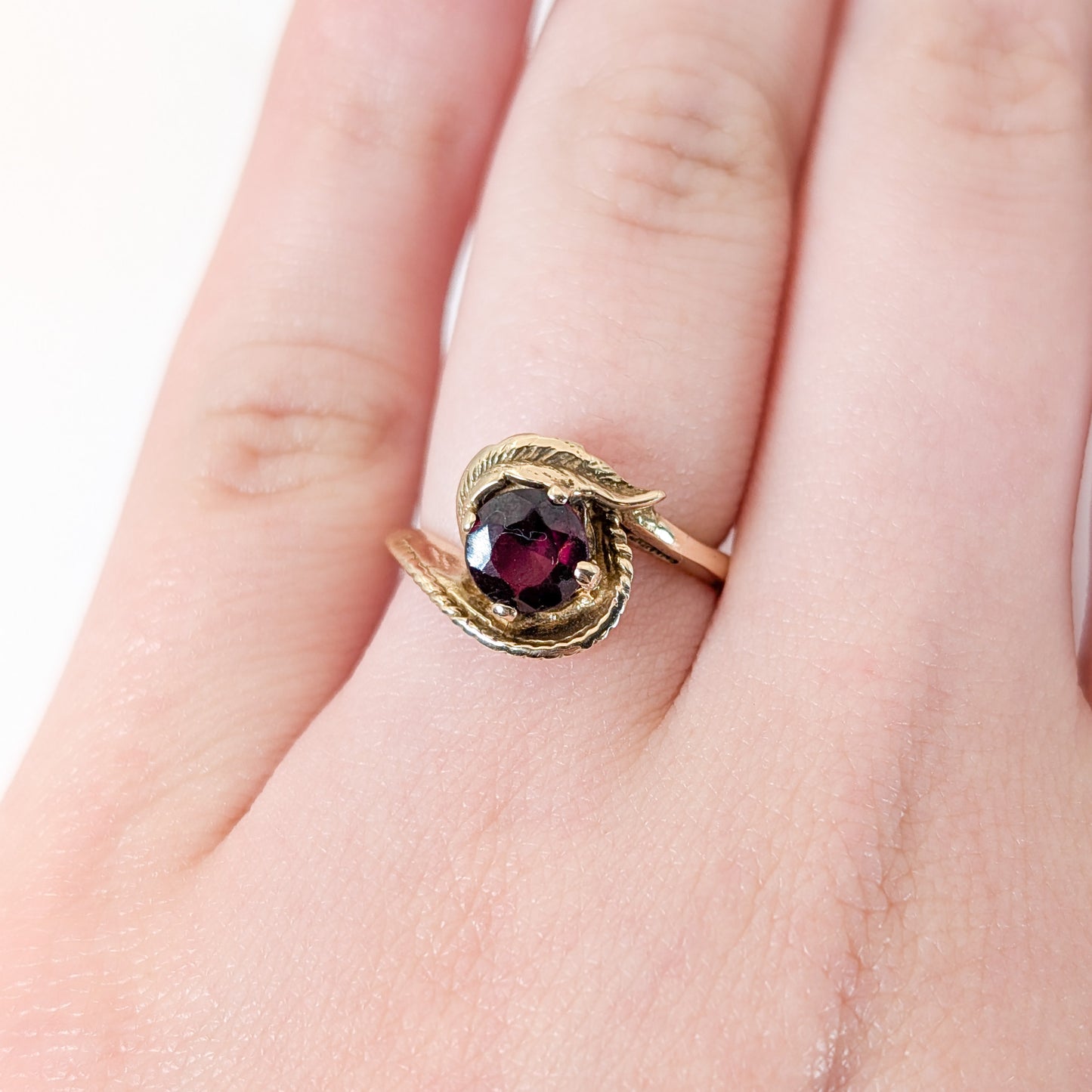 Vintage 14K Gold Garnet Feather Ring
