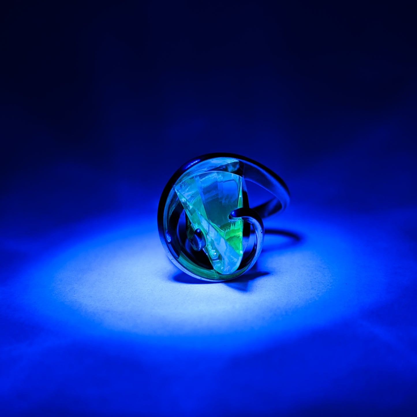 Vintage Strell 14K Gold Lighthouse Lens Ring – Faceted Uranium Glass / Synthetic Spinel, Modernist Design