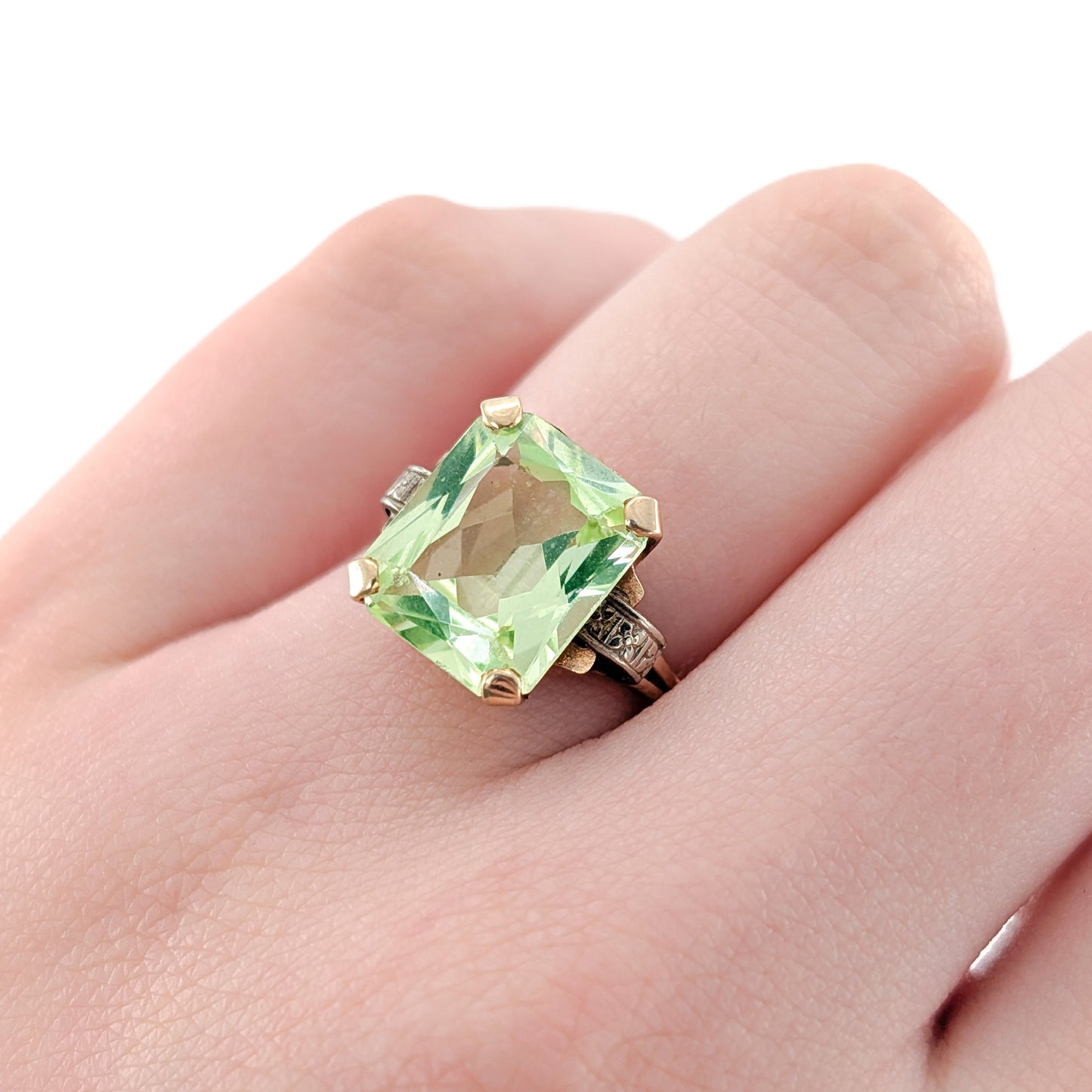 Vintage 10K Yellow & White Gold Uranium Spinel Ring – Two-Tone Engraved Shoulders, Emerald Cut Stone