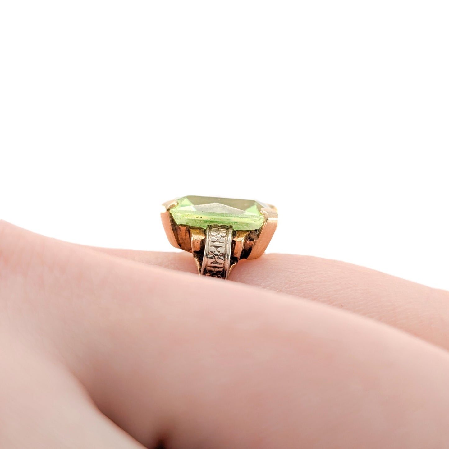 Vintage 10K Yellow & White Gold Uranium Spinel Ring – Two-Tone Engraved Shoulders, Emerald Cut Stone