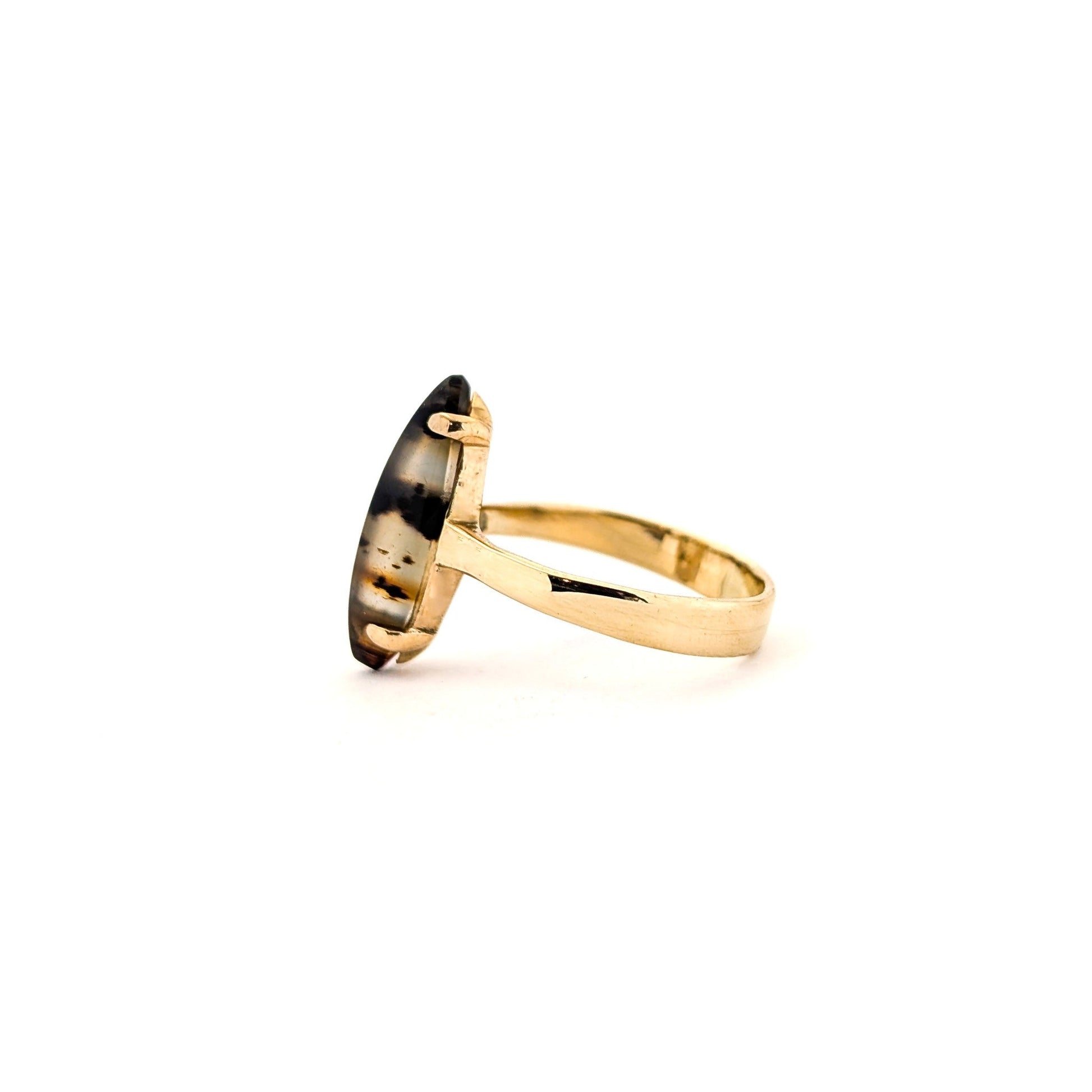Exquisite Vintage 14K Yellow Gold Agate Ring
