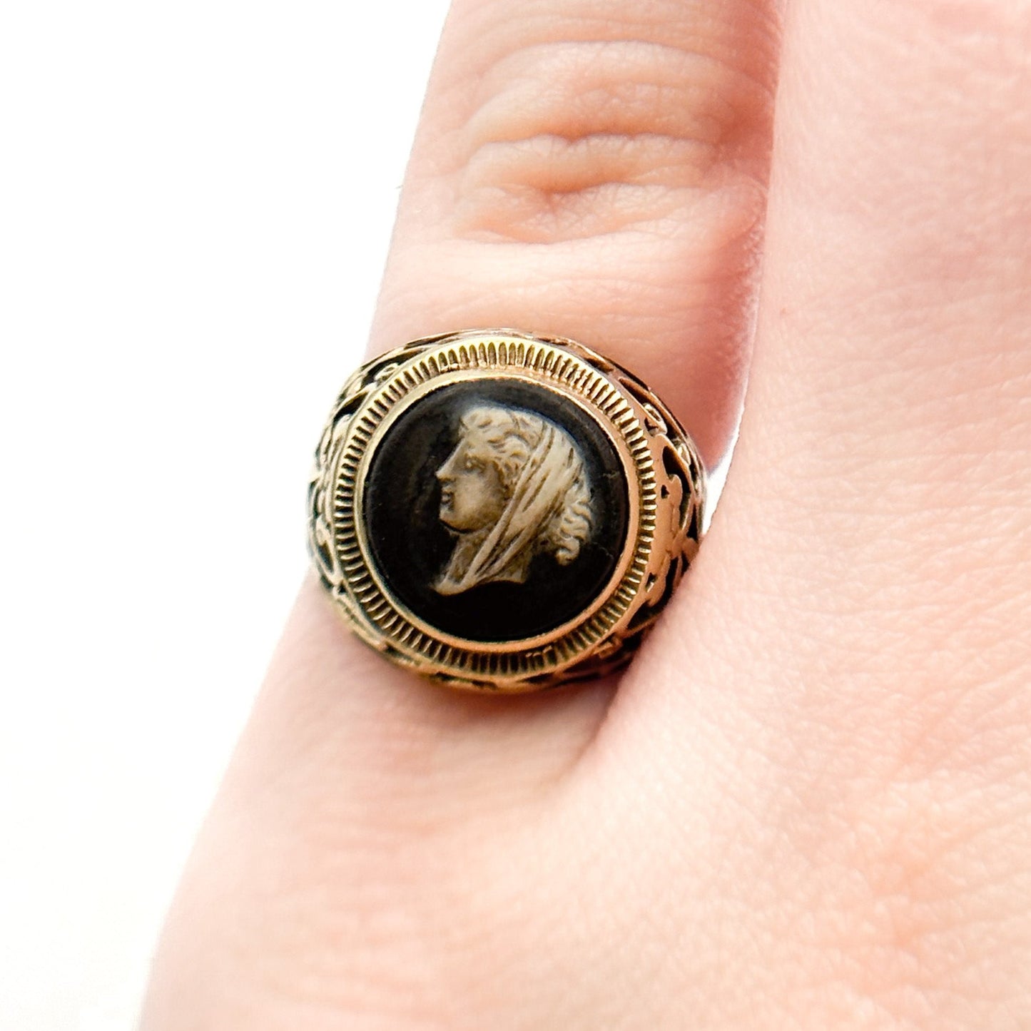 Antique 14K Jasperware Cameo Ring with Filigree – A Masterpiece of Grace and History