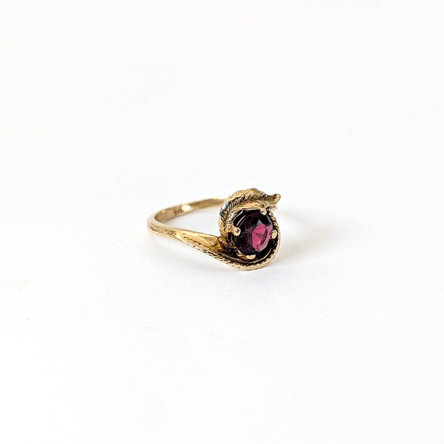 Vintage 14K Gold Garnet Feather Ring