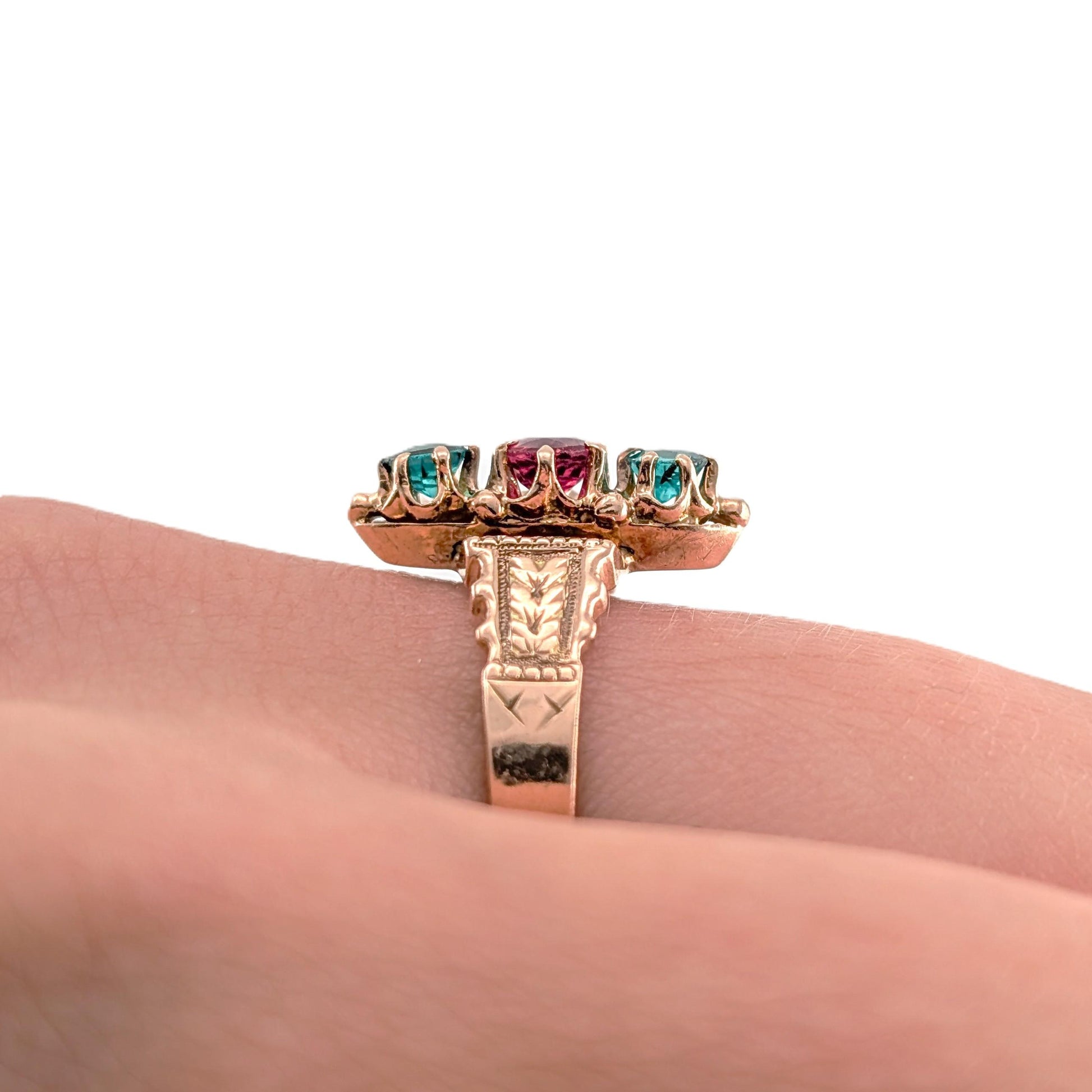 Antique 9k Gold Victorian Glass Paste Ring with Engraved Shoulders