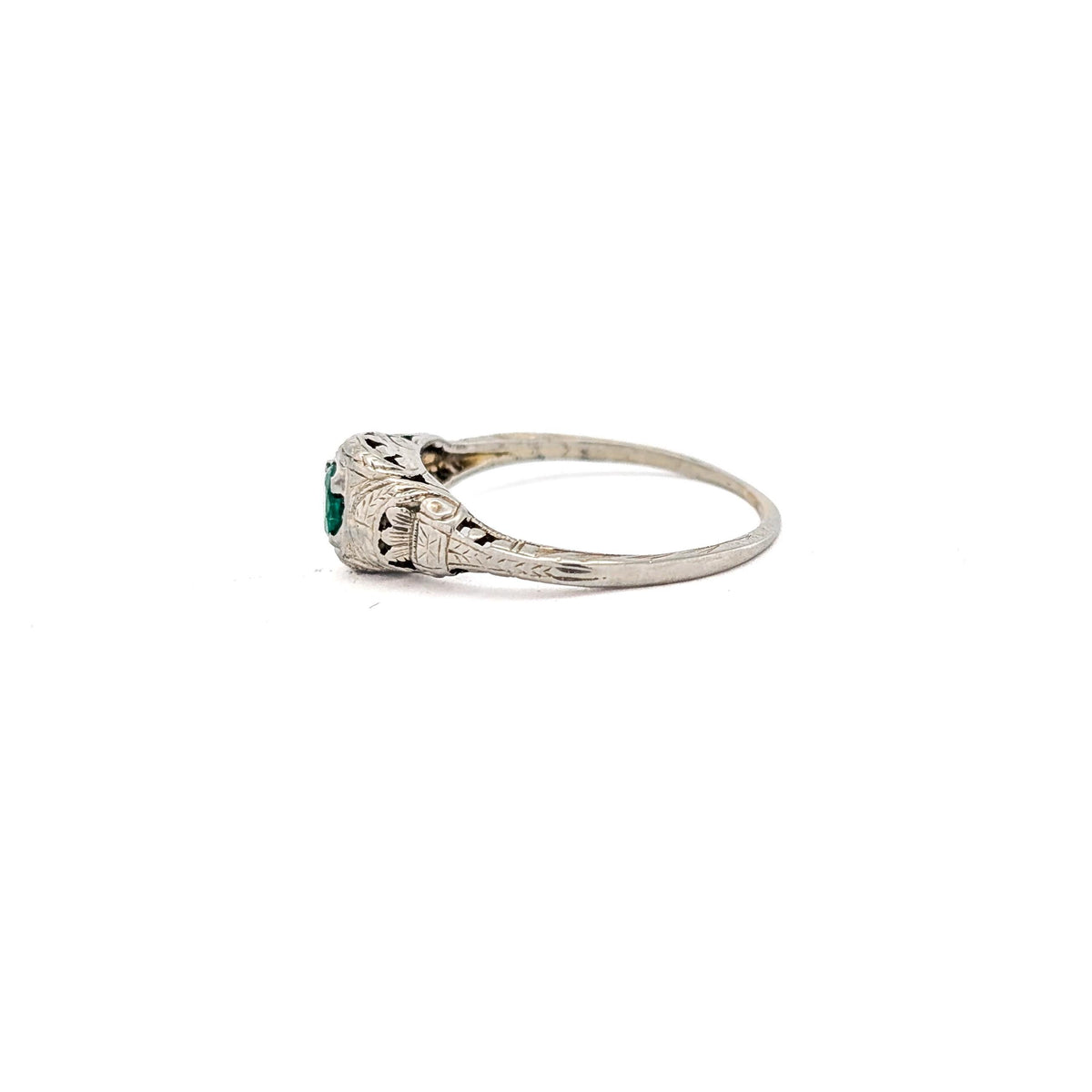 Antique Art Deco 18K White Gold Natural Emerald Filigree Ring