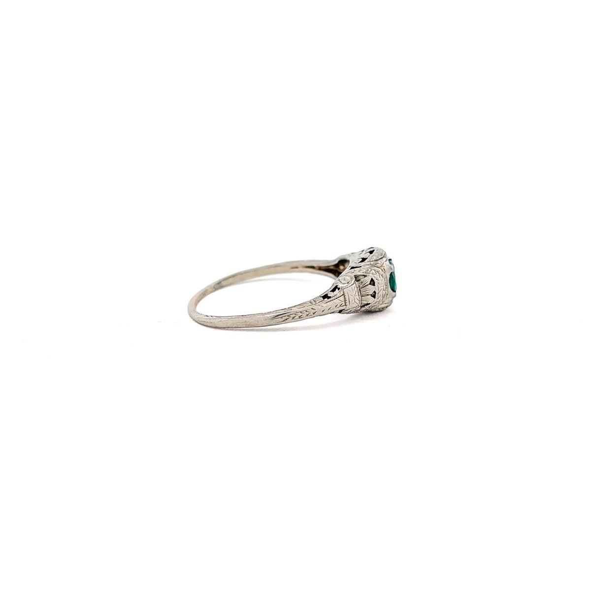Antique Art Deco 18K White Gold Natural Emerald Filigree Ring