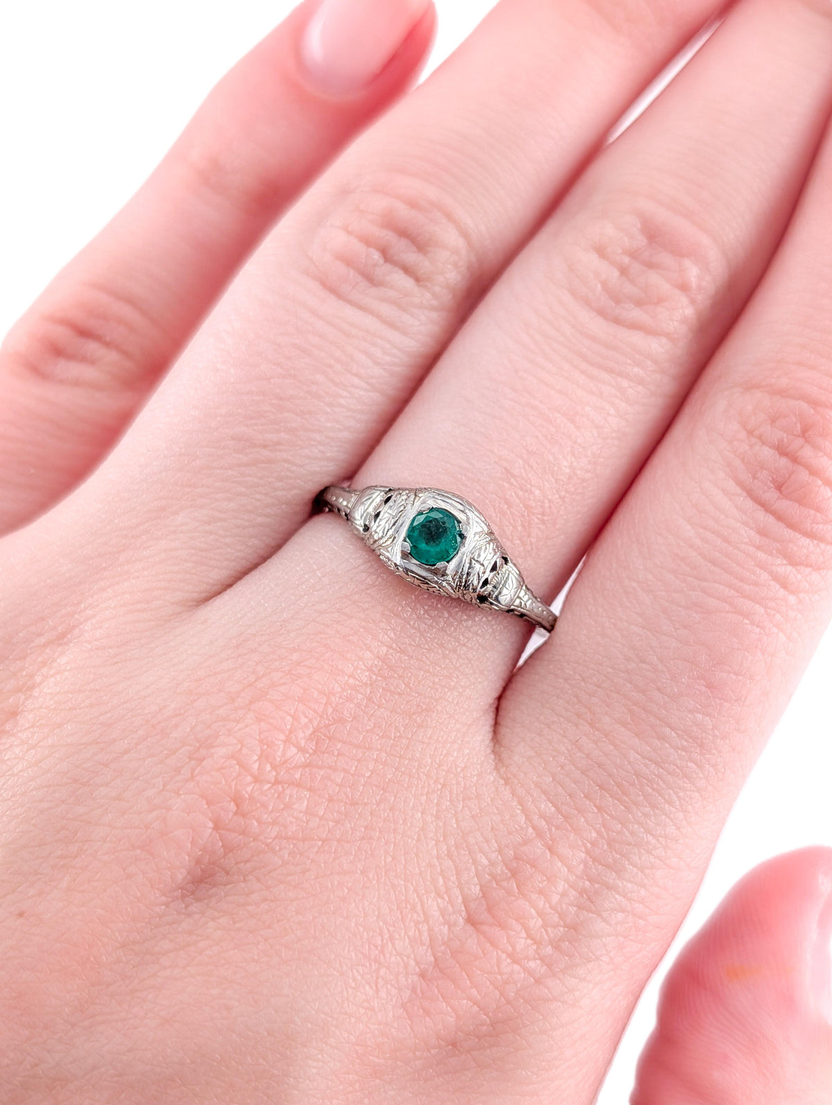 Antique Art Deco 18K White Gold Natural Emerald Filigree Ring
