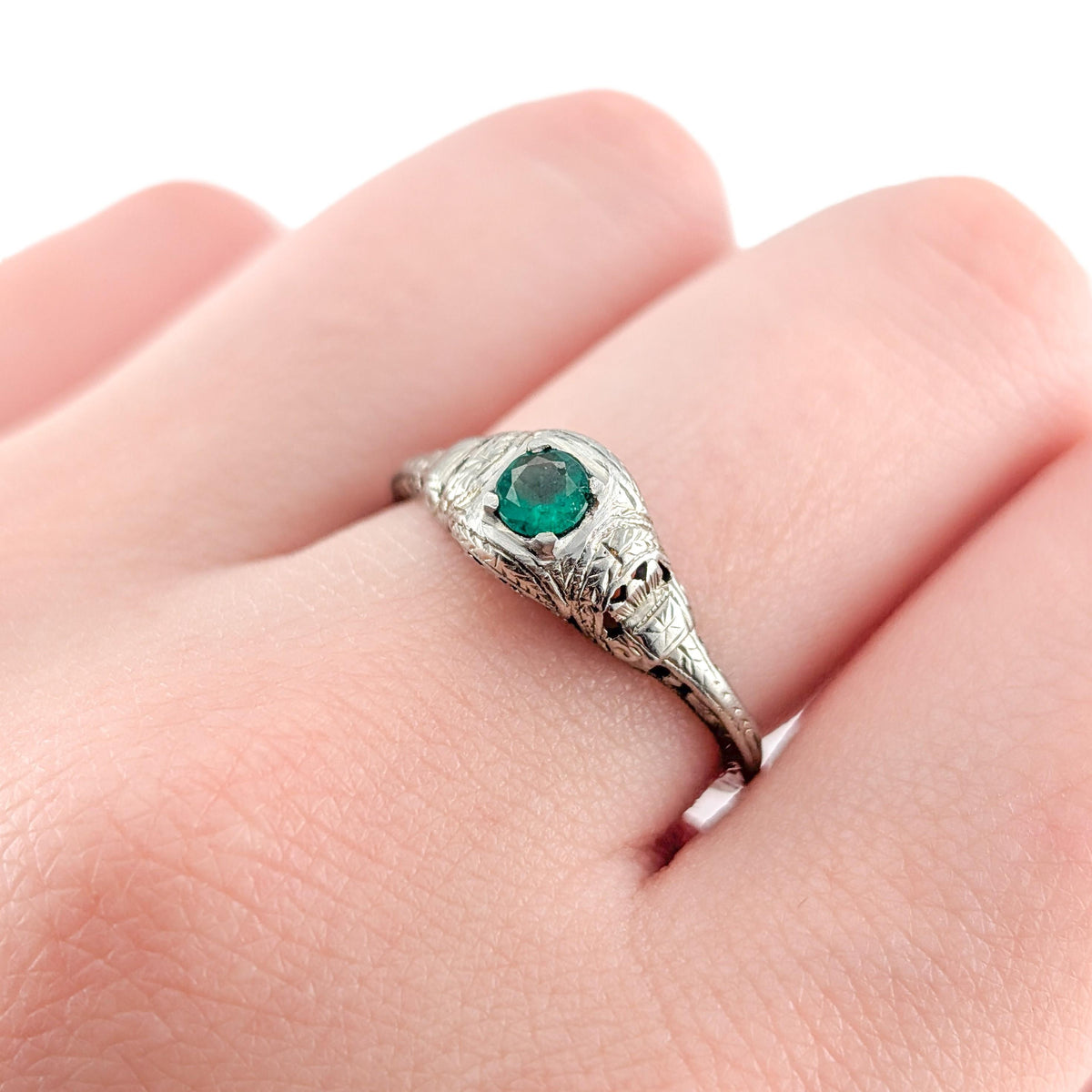 Antique Art Deco 18K White Gold Natural Emerald Filigree Ring