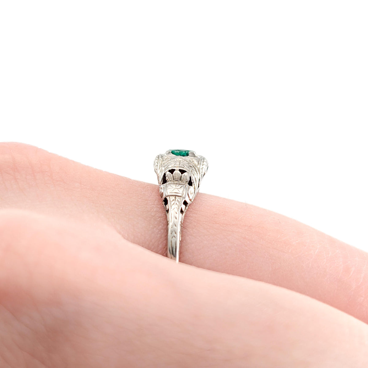 Antique Art Deco 18K White Gold Natural Emerald Filigree Ring