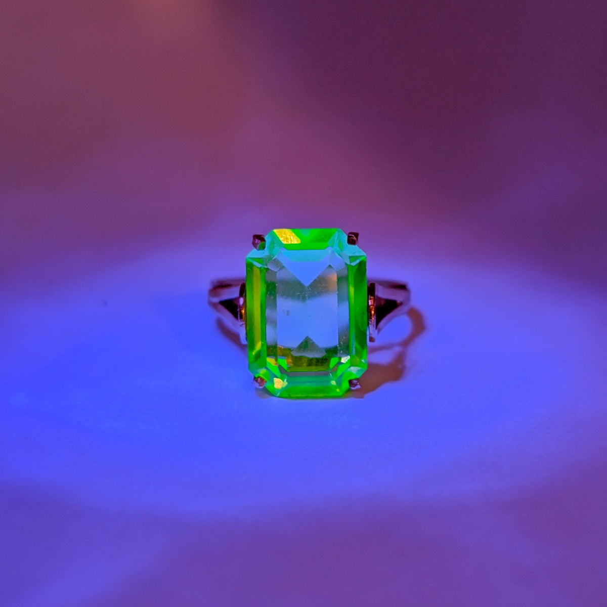 Vintage 14K Gold Synthetic Uranium Spinel Ring | UV Reactive